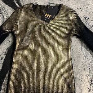 NWT metállic gold black sweater size medium. Stretch soft material